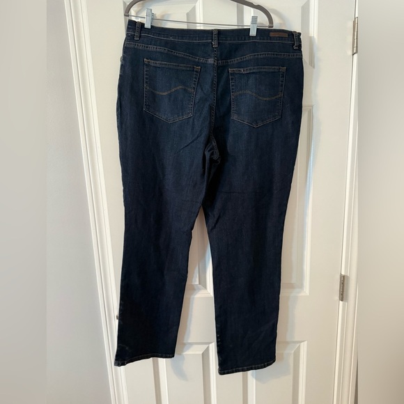 Lee | Dark Blue Relaxed Fit Straight Leg Jeans Timeless Style | Size 18 - Picture 2 of 7